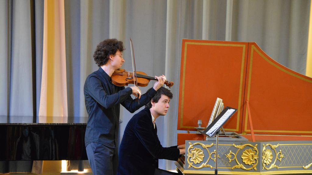 Evgeny SVIRIDOV, violon et Justin TAYLOR, clavecin dans le sonate pour violon et clavecin N°6 en ré maj op 9 de J.M LECLAIR (PHOTO CH.MERLE )