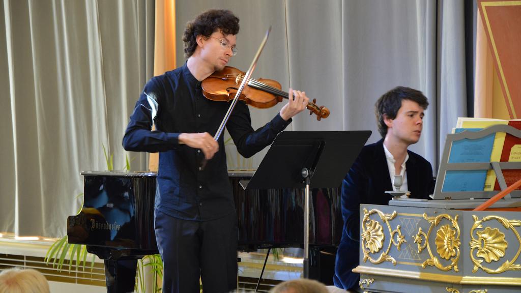 Evgeny SVIRIDOV, violon et Justin TAYLOR, clavecin dans la suite en la min de J.P RAMEAU(PHOTO CH.MERLE )