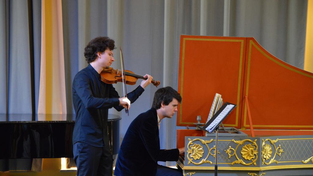 Evgeny SVIRIDOV, violon et Justin TAYLOR, clavecin dans la sonate pour violon et clavier n° 4 en do min de J.S BACH(PHOTO CH.MERLE )