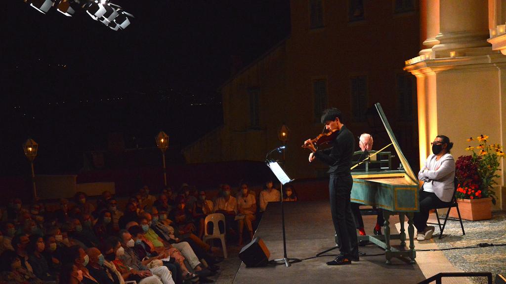 William CHRISTIE clavecin et Direction accompagne Théotime LANGLOIS de SWARTE au violon sur le Parvis St Michel( PHOTO CH. MERLE )