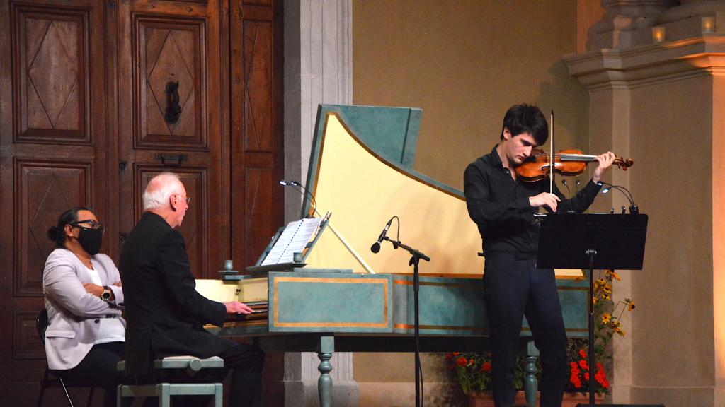 William CHRISTIE clavecin et Direction accompagne Théotime LANGLOIS de SWARTE au violon dans A.CORELLI( PHOTO CH. MERLE )