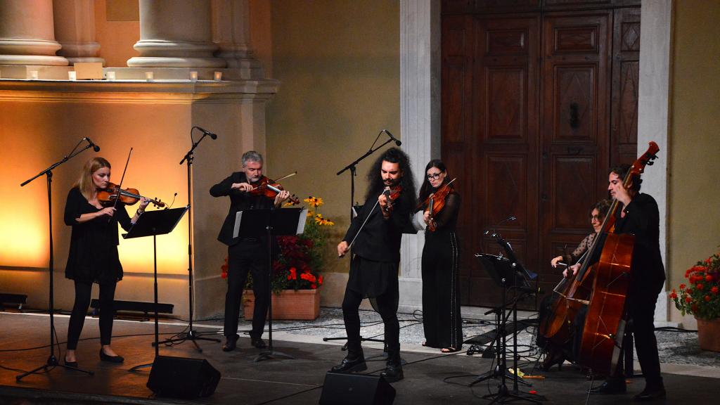 Namandja RADULOVIC  et son ensemble " Les Trilles du Diable" ( PHOTO CH.MERLE )