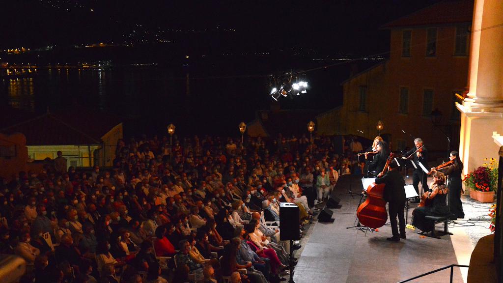 Namandja RADULOVIC  et son ensemble " Les Trilles du Diable" sur le Parvis( PHOTO CH.MERLE )