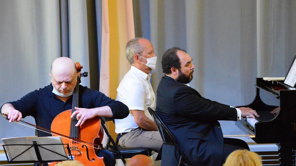 Alexander CHAUSHIAN, violoncelle et Vahan MARDIROSSIAN, piano jouent CHOSTAKOVITCH (PHOTO CH.MERLE)