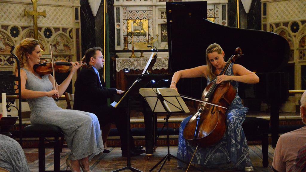 Le trio AQUINAS dans l'église anglicane de Menton  joue HAYDN(PHOTO CH.MERLE )