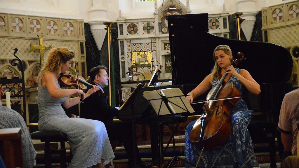 Le trio AQUINAS dans l'église anglicane de Menton  joue SMETANA(PHOTO CH.MERLE )