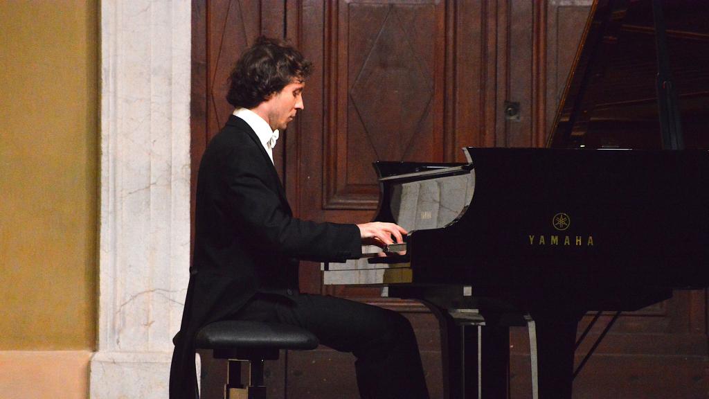 Rafal BLECHACZ sur le Parvis St Michel joue la Partita n°2 en do min de J.S.BACH (PHOTO CH.MERLE )