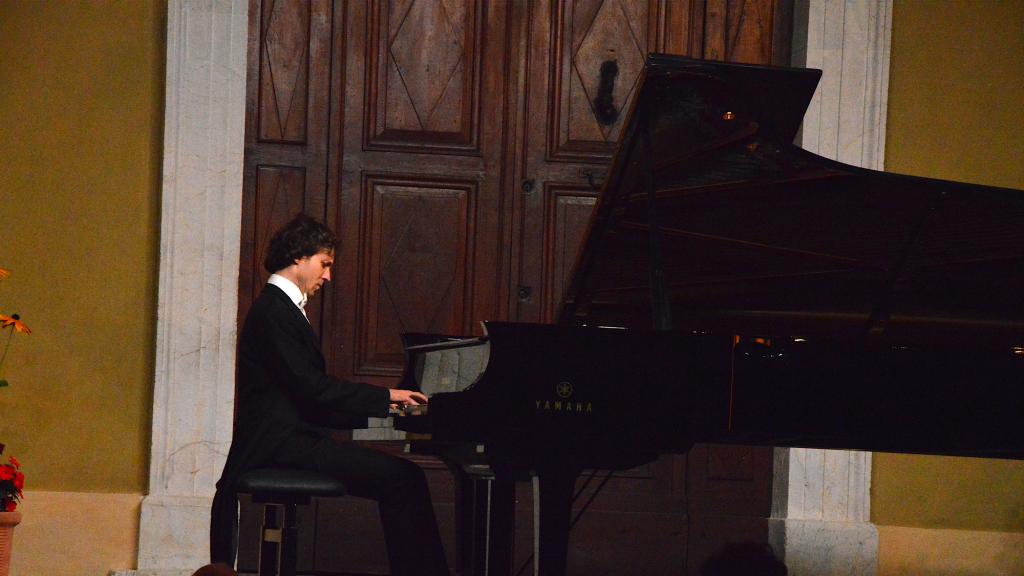 Rafal BLECHACZ sur le Parvis St Michel joue la Sonate n° 5 en do min de L.V.BEETHOVEN (PHOTO CH.MERLE )