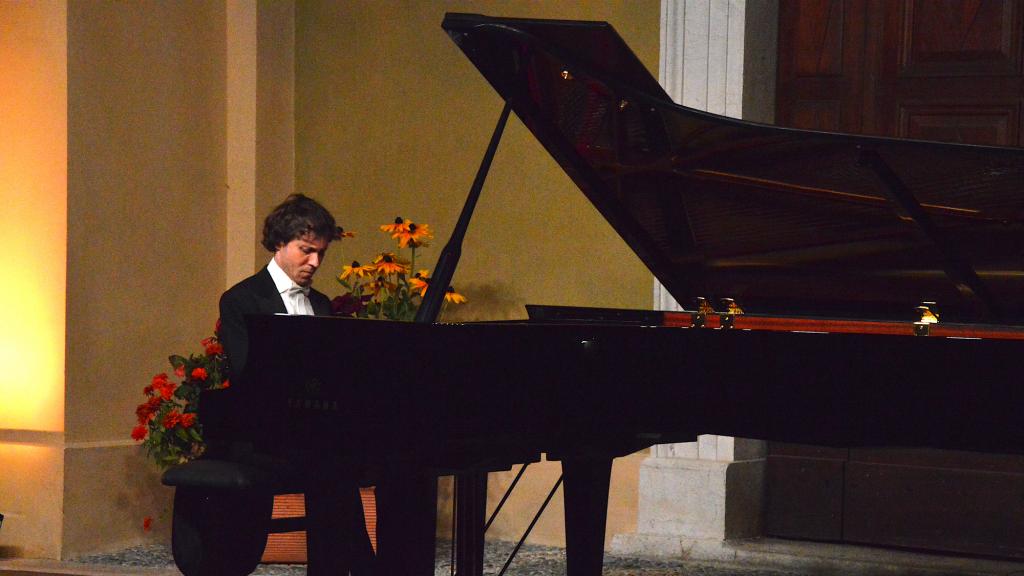 Rafal BLECHACZ sur le Parvis St Michel joue la sonate n°3 en si min op 58 de F. CHOPIN(PHOTO CH.MERLE )