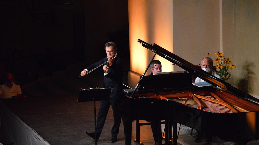 Renaud CAPUÇON et Bertrand CHAMAYOU  jouent C. SAINT SAËNS( PHOTO CH.MERLE )